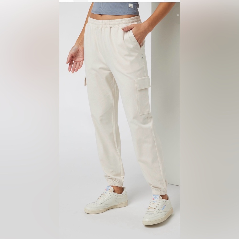 Women’s Vuori Boyfriend Cargo Jogger pant in milkweed  size small